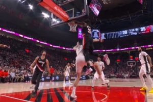 势大力沉！阿夫迪亚助攻罗威空接暴扣 开拓者领先9分打停马刺