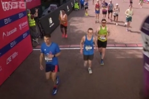 英媒：拉姆塞为慈善机构筹款，参加伦敦马拉松3小时零30秒完赛