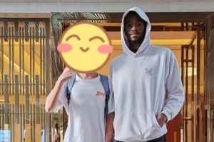 因伤赛季报销！球迷晒与萨姆纳的合照 后者的膝盖上还绑着护具