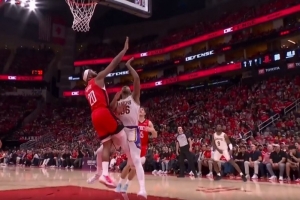 还不收兵？斯玛特反击打进加罚 要害被奥科吉顶到但吹普通犯规