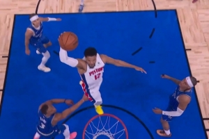 力劈华山！托哈跟进单臂飞天怒扣打停魔术 分差8分