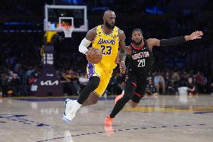 追梦：老詹犹如在下国际象棋 火箭这方面除老范外没人能与他博弈