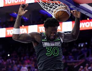 有点扛不起来！兰德尔上半场8中4得到14分2板3助 罚球4中4