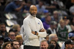 莫斯利：我给队员反复强调要冷静沉稳 在场上做决策不能犹豫不决