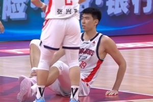 千万别有事！徐昕落地时不慎崴脚 随后单脚跳出场外接受治疗