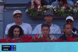 巧了不是？恩佐3人观战马德里大师赛，正好坐在贝林一家前排