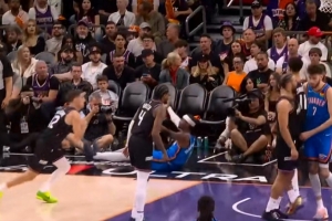 1打4！亚历山大突击连续2次穿越包夹 高抛命中后坐地摊手想要加罚