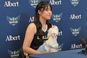 李月汝带着爱犬乐意来新赛季媒体日：它对我很重要 最想要感谢它