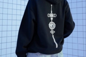 又偷中国元素？T1新周边衣服被吐槽：请你不要到处（）；一会儿说老中敏感了