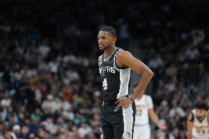 福克斯：对手在无球端给我的对抗很强 这难免会遇到只能去适应