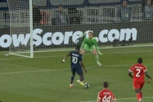 神秘换鞋男！登贝莱上半场传射但2丢单刀 中场换鞋后精彩穿裆破门