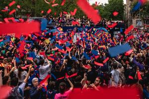 世体：如果巴萨在本周末西甲联赛提前夺冠，将在下周一游行庆祝