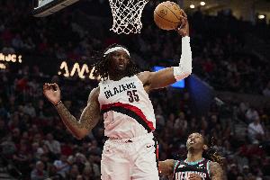 打成主攻手了！罗威三节已经出手10次&3次三分 季后赛生涯新高