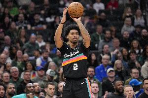 哈珀季后赛单场贡献15+3抢断 队史自伦纳德后首位新秀