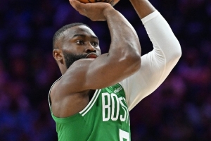 投射失准！杰伦·布朗23投9中得到22分5板5助1断 正负值仅为-17