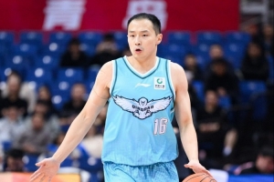 媒体人：青岛连续三个失误令人扼腕 王奕博传米奇的球过于直白