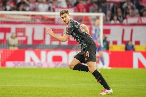 记者：如果拜仁想要进一步补强，重点位置应该是边卫