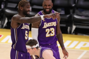 艾顿：看到里夫斯复出非常开心 我知道他为此付出了多少努力