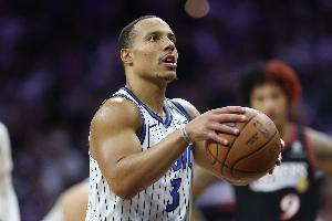 火药味起来了！贝恩与邓罗对抗倒地 两人发生小口角