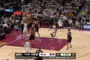 迷踪步！米切尔穿花蝴蝶步过掉防守 单臂劈扣潇洒写意