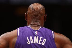 老詹未能终结比赛~尼克·杨怒喷：秃头傻X 顶着个老里同款发型