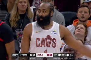 苦苦追赶！哈登撤步三分一箭穿心 帮助球队缩小分差