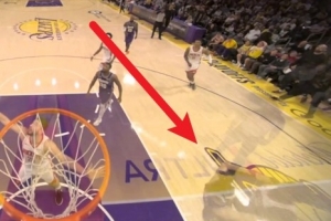 动作不小！伊森篮下推倒里夫斯 被吹一级恶意犯规