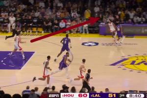 什么传球什么选择？！申京无压力推进 传身后超低级失误送球权