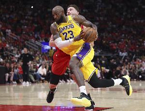 詹姆斯：火箭打得极为努力 一些之前投不进的球员今天也投进了