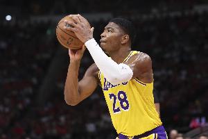 满场飞奔！八村塁后场背传救回球权 马上跟进接球三分飙中