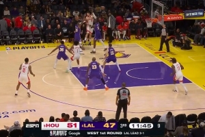 穿针引线！申京高位被夹击 精准传球助伊森暴扣打进