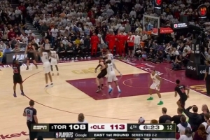 针锋相对！谢德外线神准三分再中 帮助猛龙顽强咬住