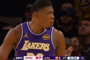 关键时刻不手软！艾顿追防送大帽 八村塁追击三分迫近比分