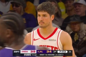 当头一炮！谢泼德弧顶超远三分轰进 帮助火箭反超湖人