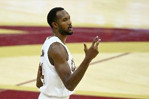 防守建功！莫布里单防抢断英格拉姆 反击一条龙造成杀伤两罚全中