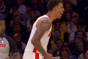 连珠炮！阿门压哨飙中个人本场第2记三分 小贾三分再中轰停湖人