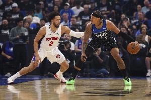 解说：在一场高压对抗里 CC和班凯罗都奉献出极高水准的得分表演