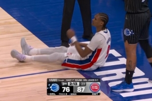 武当梯云纵！奥萨尔冲进内线 腾空转身奋力拼下前场篮板