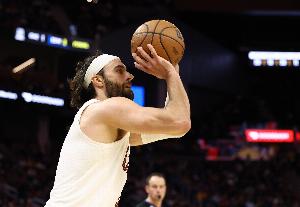 出奇制胜？队记：骑士今日首发本轮同时出战13分钟 期间净负13分