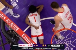 看着挺疼！阿门冲击对抗海斯后重摔在地 随后两罚不中