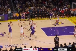 这就是能力！里夫斯弧顶借掩护轰进加长三分球 回归首球