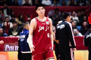 直播吧：程帅澎胳膊有点拉伤 将根据其身体感觉确定伤情