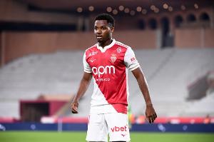 记者：法蒂想留摩纳哥，原则上后者愿意支付1100万欧元的买断条款