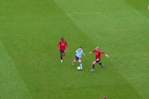 曼城官推怒赞：一招戏耍两名曼联女足球员，长谷川唯的艺术！