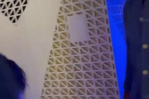 笑死！詹姆斯为了躲几个跟着他的女人，走了反向的电梯下楼