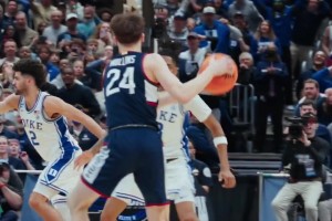 载入疯三史册的一球康大穆林斯LOGO三分绝杀杜克慢镜头！