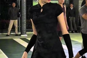 “安吉丽娜·朱莉”惊现徐家汇篮球场？