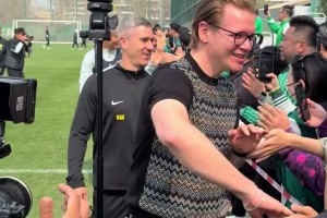 又玩梗！国安公开训练课，将帅与球迷击掌，到王刚变“战神加油”