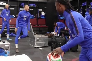 姆巴佩在法国队更衣室投篮命中，这笑声太魔性了