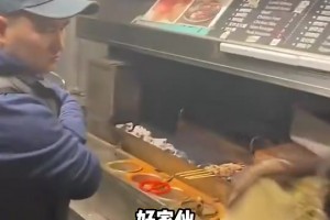 这给马布里馋的！马布里夫妻此前在美国夜晚街头遇到了中国宵夜！